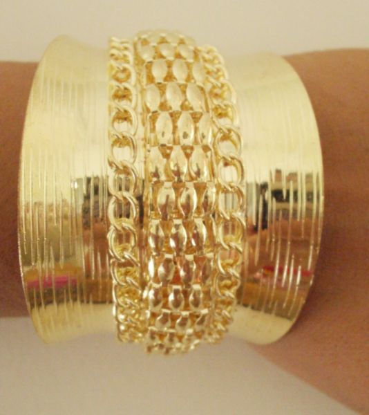 Bracelete com aplicação de correntes