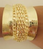 Bracelete com aplicação de correntes