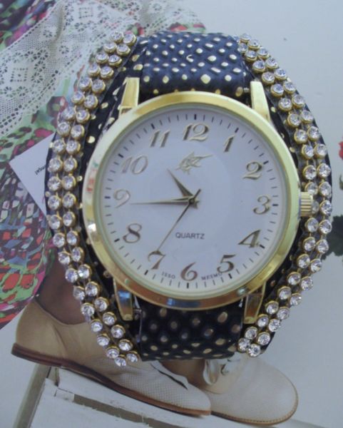 Relógio bolinhas com strass